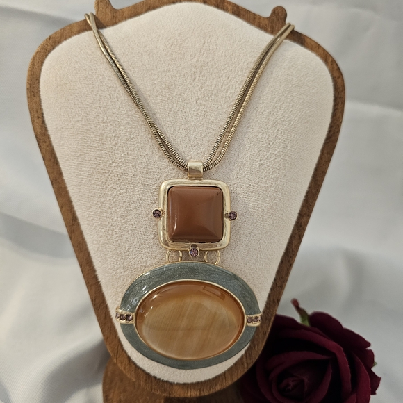 Vintage Gold and Brown Pendant Necklace - Picture 10 of 11